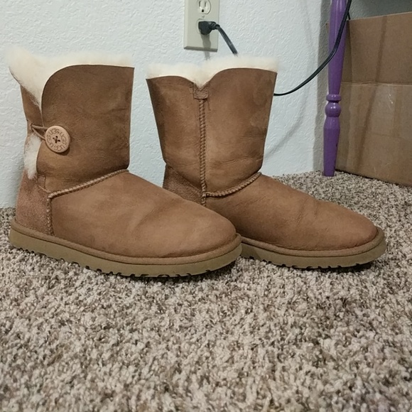 Chestnut Bailey Button Uggs - Picture 2 of 3